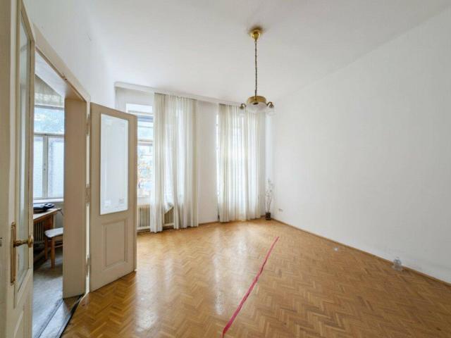 NEU+ Sanierungsbedürftige 2 Zimmer Altbau Wohnung im Erdgeschoss großes Umbau Potential
