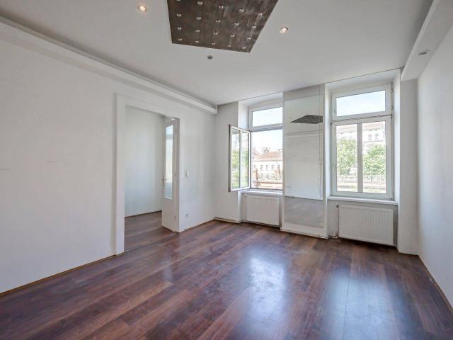 NEU+ Sanierungsbedürftige 2 Zimmer Altbau Wohnung mit viel Potenzial! zentrale Lage!
