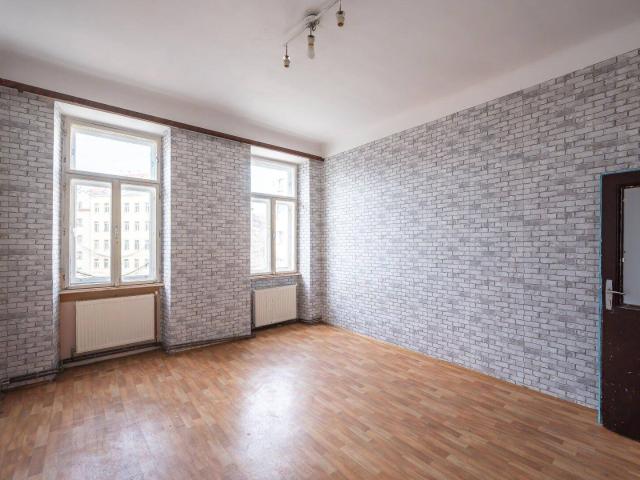 NEU+ Sanierungsbedürftige 2 Zimmer Altbauwohnung in toller Lage!