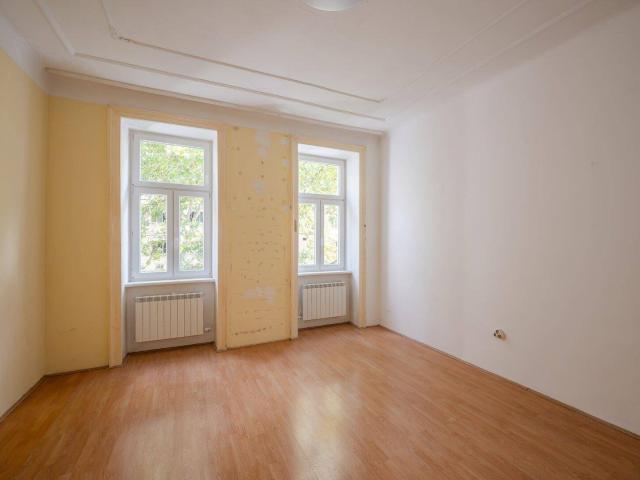 NEU+ Sanierungsbedürftige 2 Zimmer Altbauwohnung mit 41 m² im 1. Stock nahe Millennium City