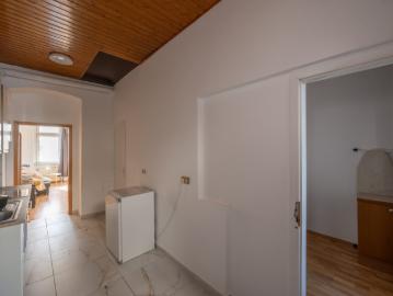 NEU+ sanierungsbedürftige 2 Zimmer Altbauwohnung mit Balkonoption