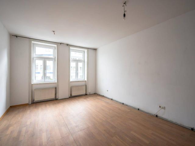 NEU+ sanierungsbedürftige 2 Zimmer Wohnung in sehr guter Lage