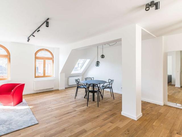 NEU! SELTENE CHANCE: CHARMANTE ALTBAUWOHNUNG IN BESTLAGE!