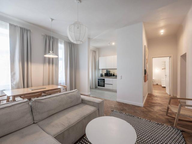 NEU+ Stylish 3 room Period Apartment in a Prime Location – Balcony Approval Available!