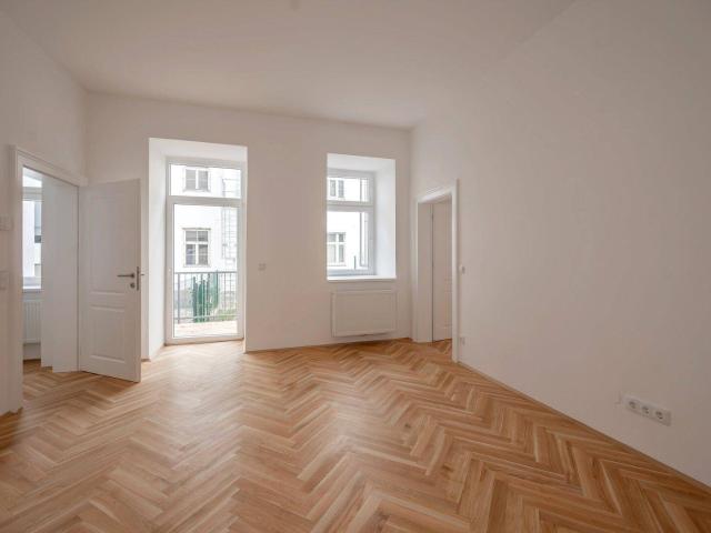 NEU+ stilvolle generalsanierte 2 Zimmer Altbauwohnung hofseitig mit Balkon