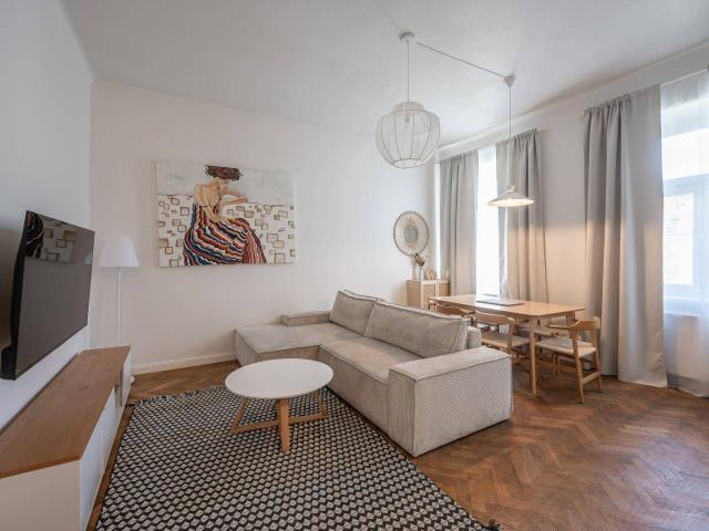 NEU+ Stilvolle 3 Zimmer Altbauwohnung in toller Lage mit Balkonbewilligung!
