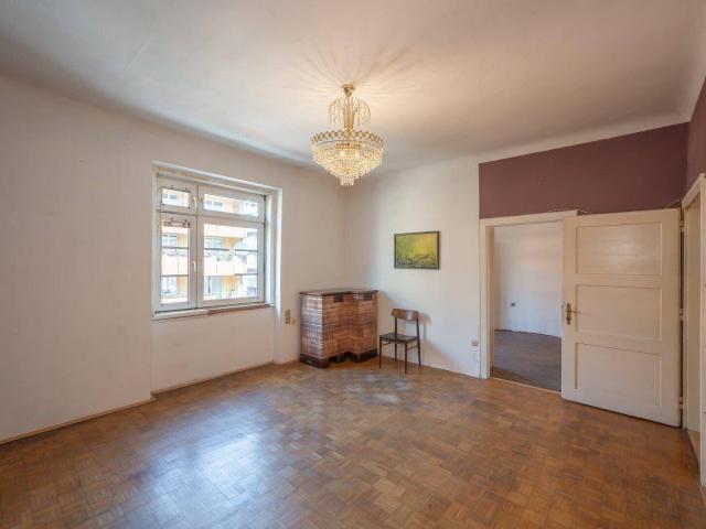 NEU+ Potential: 2 Zimmer Altbau Wohnung renovierungsbedürftig mit getrennter Küche