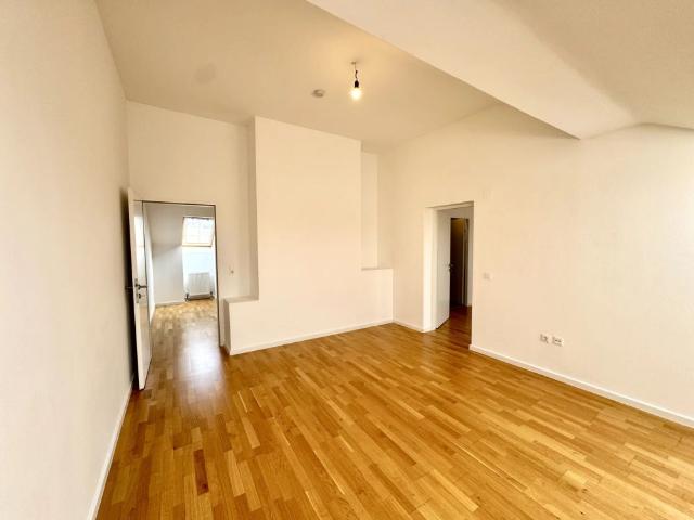 NEU! Perfekt gelegen! Geräumige 2 Zimmer Dachgeschosswohnung!