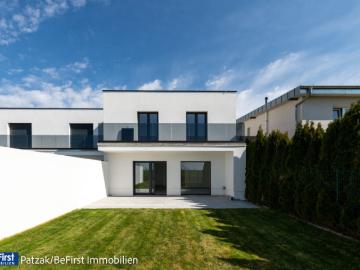 Neu: Phantastische Ausstattung und großzügige Raumaufteilung mit unverbaubarem Grünblick