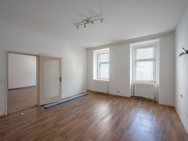 NEU+ Renovation Opportunity: 3 room Period Apartment in a Prime Location – Balcony Approval Available!