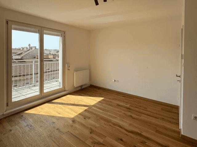 NEU renoviert Dachgeschoss mit zwei Balkonen