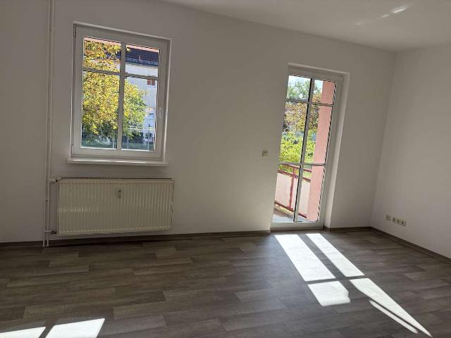 Neu renoviert ! großzügige 2 Zi. Wohnung mit Balkon !