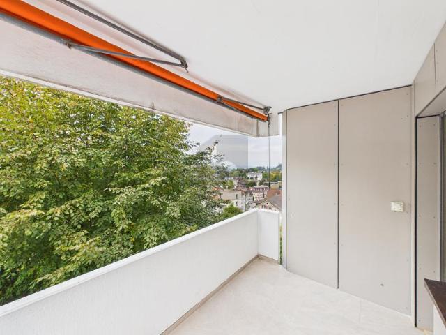 NEU RENOVIERT GROSSZÜGIGER BALKON UND WEITBLICK