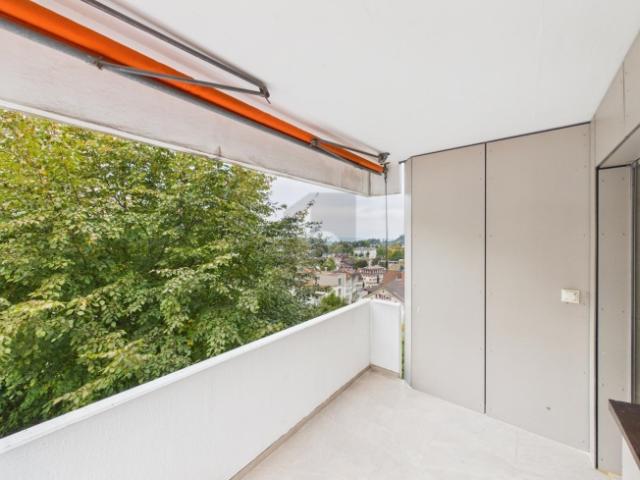 NEU RENOVIERT GROSSZÜGIGER BALKON UND WEITBLICK