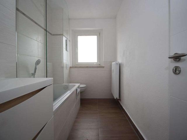 NEU RENOVIERT! *2 Zimmer Wohnung mit Einbauküche und neu saniertem Badezimmer zu vermieten