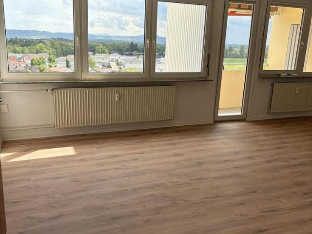Neu renovierte 4 1/2 Zimmer Wohnung mit Balkon und Aufzug