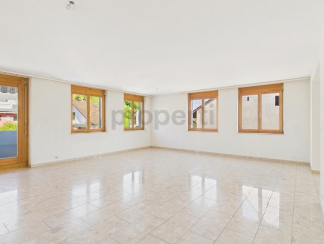Neu renovierte 4.5 Zimmer Elegantwohnung mit eigenem Parkplatz, Bubendorf