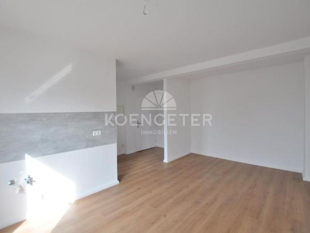 NEU: Renovierte 2 Raum Wohnung mit gemütlicher Wohnküche, Balkon und Tageslichtbad!