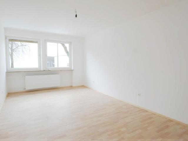 Neu renovierte 2,5 Zi. Wohnung mit großer Wohnküche mit EBK