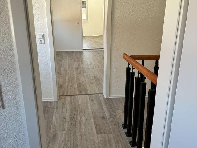 Neu renovierte 3 Zimmer Wohnung mit großem überdachtem Balkon