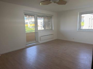 Neu renovierte 3 Zimmerwohnung mit Loggia, Gemeinschaftsgarten, Stellplatz mit Carport und riesigem Kellerabteil