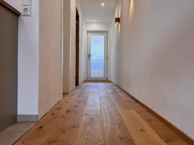 Neu renovierte,teilmöbelierte Wohnung mit Einbauküche, Balkon und Tiefgaragenstellplatz