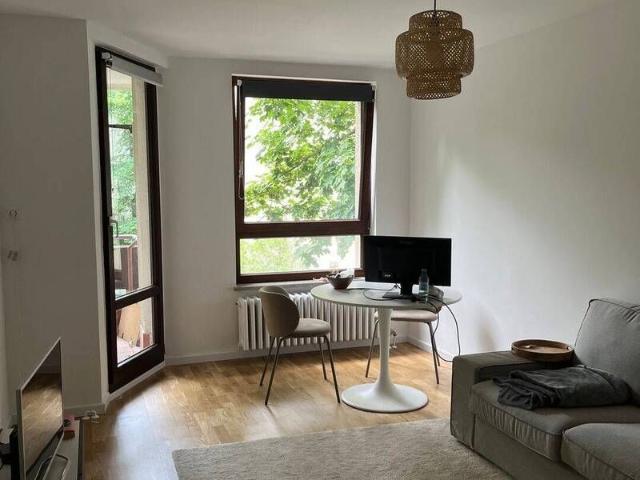 Neu renovierte, möblierte 2 Zimmer Wohnung mit Balkon – direkt an der Spree