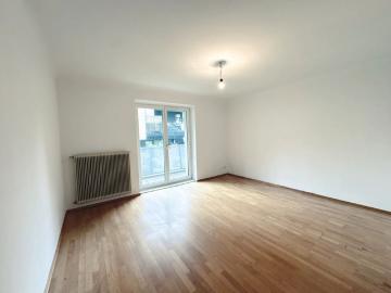 NEU! WG Geeignete 2 Zimmerwohnung mit Loggia zu vermieten!