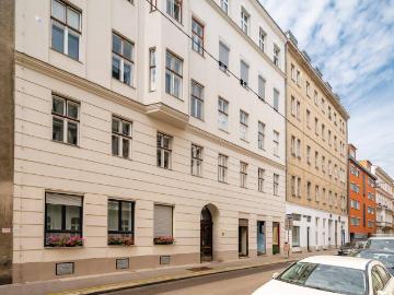 NEU+ Umbaupotenzial: sanierungsbedürftige 3 Zimmer Altbauwohnung im Erdgeschoss!