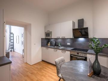 NEU+ Voll möblierte 1,5 Zimmer Altbauwohnung in aufstrebender Lage!