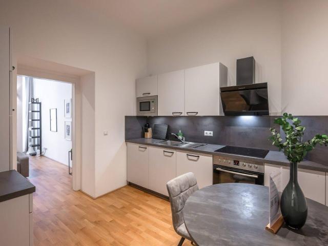 NEU+ Voll möblierte 1,5 Zimmer Altbauwohnung in aufstrebender Lage!