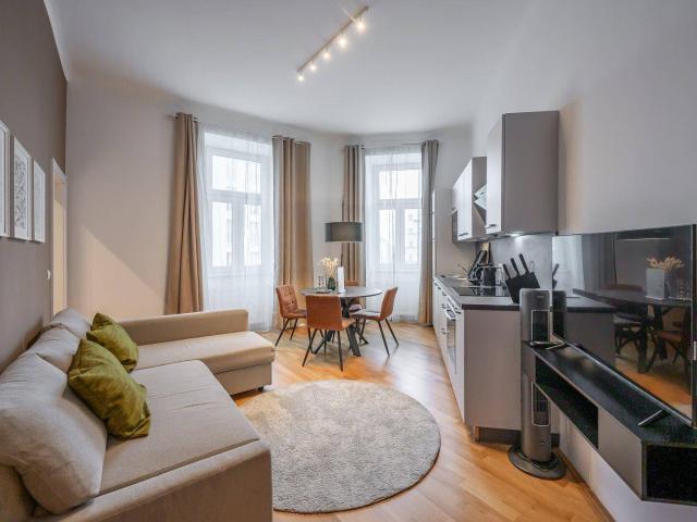 NEU+ Voll möblierte 2 Zimmer Altbauwohnung in aufstrebender Lage!