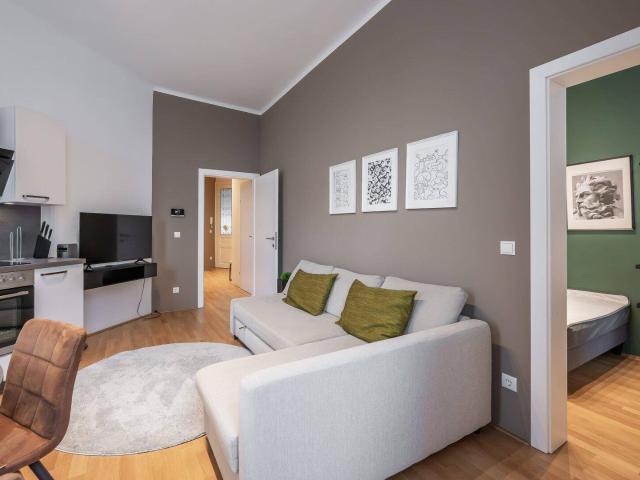 NEU+ Voll möblierte 2 Zimmer Altbauwohnung in aufstrebender Lage!