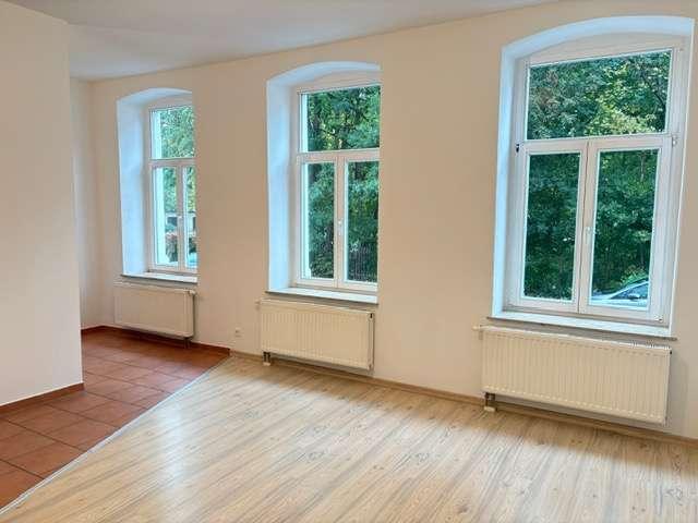 Neu vermietete 2 Zi Wohnung mit großem Balkon inkl. weißer EBK und Carport!