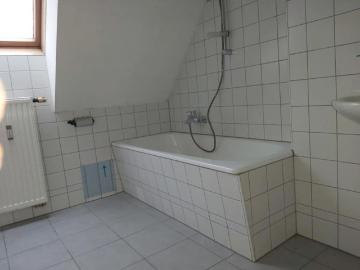 Zentrale 2 Zimmer Wohnung mit Küchenblock im 2. Obergeschoß Dachgeschoß am Hauptplatz in Kapfenberg zu mieten !