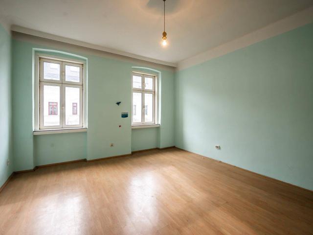 .NEU.+ Zwei Sanierungsbedürftige 4 Zimmer Altbau Wohnungen mit BALKONoption und Rohdachboden mit 220m² DG Ausbaupotenzial