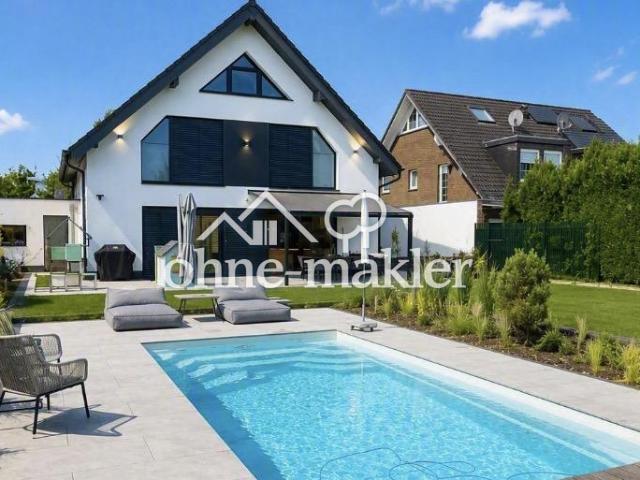 Neubauvilla mit Pool und Luxusausstattung