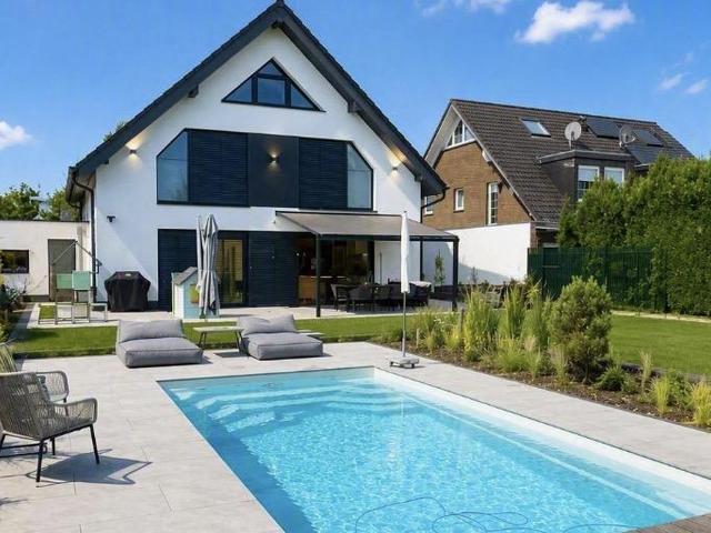 Neubauvilla mit Pool und Luxusausstattung