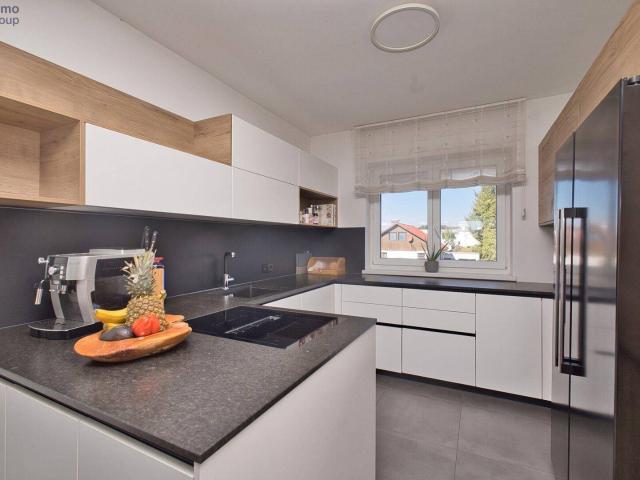 Neubauwohnung mit Eigengarten, zwei Parkplätzen, große Südloggia, top ausgestattet