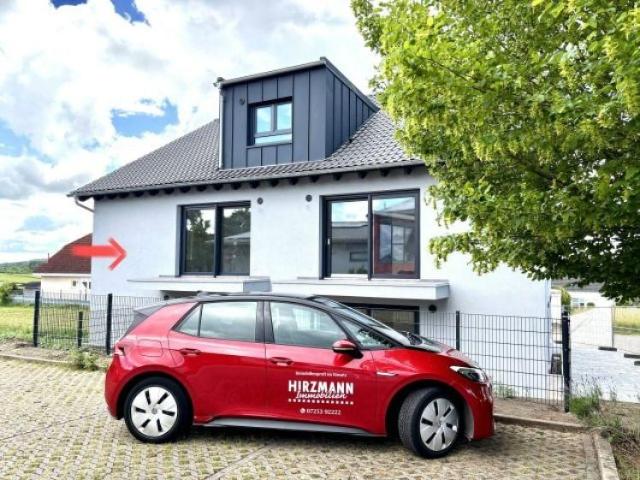 Neubau: 3 Zimmer, Ortsrandlage, Erstbezug mit Balkon und Stellplätzen