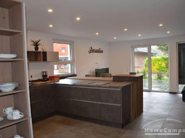 DHH links, Neubau 2024 möbliert, mit Terrasse. 3 sep. Schlafzimmer im 1. OG