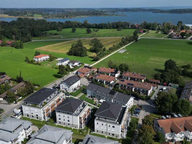NEUBAU: 2 Zi Whg, 77qm, gr. überdachter Südbalkon, in Prien´s Toplage nur 600m zum See