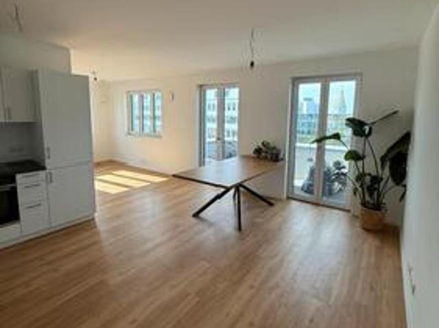 Neubau 2 Zimmer mit großem Balkon, EBK, Aufzug & TG ab sofort