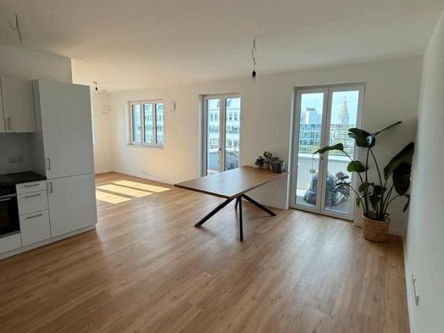 Neubau 2 Zimmer mit großem Balkon, EBK, Aufzug & TG ab sofort