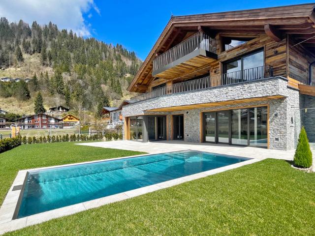 Neubau Chalet im Ski Gebiet Zell am See Kaprun mit Blick auf das imposante Kitzsteinhorn