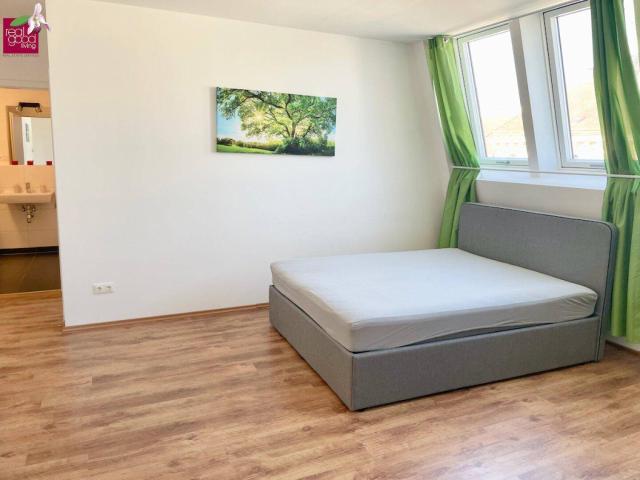 Neubau Apartment mit Balkon in repräsentativen Gründerzeithaus