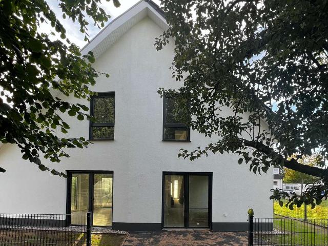 Neubau Architektenhaus mit 4 großzügigen Zimmern, Stellplatz und schönem Grundstück!