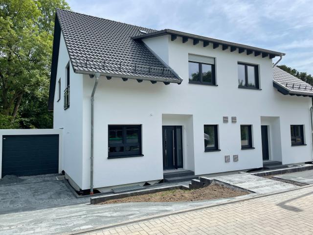 Neubau Doppelhaushälfte von OKAL mit Garage – hochwertiges Wohnen zur Miete