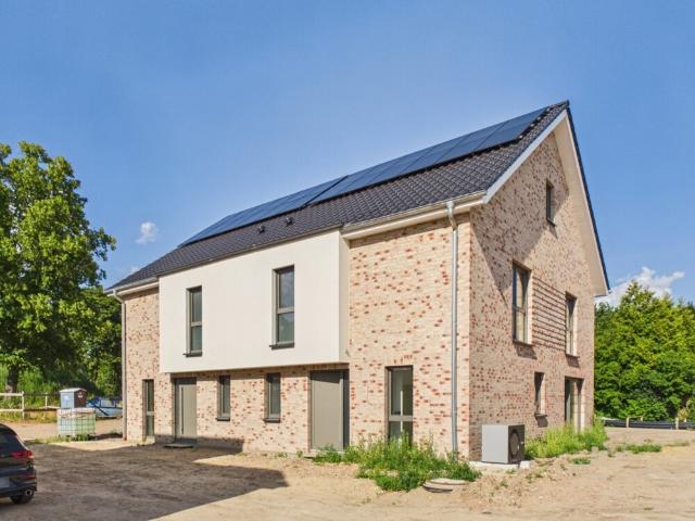 Neubau Doppelhaushälfte in Alt Godshorn mit PV Anlage und Carport