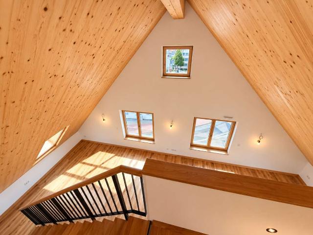Neubau Erstbezug Maisonette im Dachgeschoss: Wohnen im Holzhaus auf 2 Etagen mit Balkon